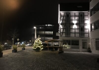 Die Hexenhütte im Advent mit beleuchtetem Weihnachtsbaum auf dem Hof des Meyenhof