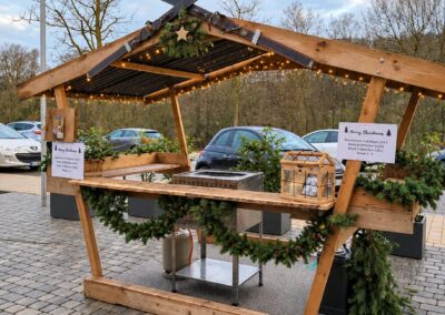 Die Hexenhütte weihnachtlich geschmückt mit Tannengirlande, Lichterketten und alten Skiern am Dach