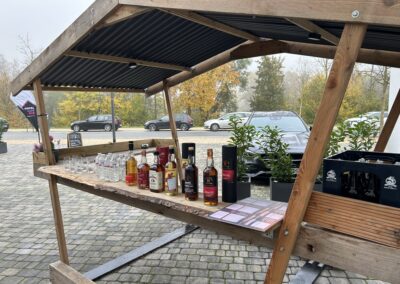 Die Hexenhütte am Meyenhof als Whisky-Bar: Holztresen mit Gläsern und Whiskyflaschen